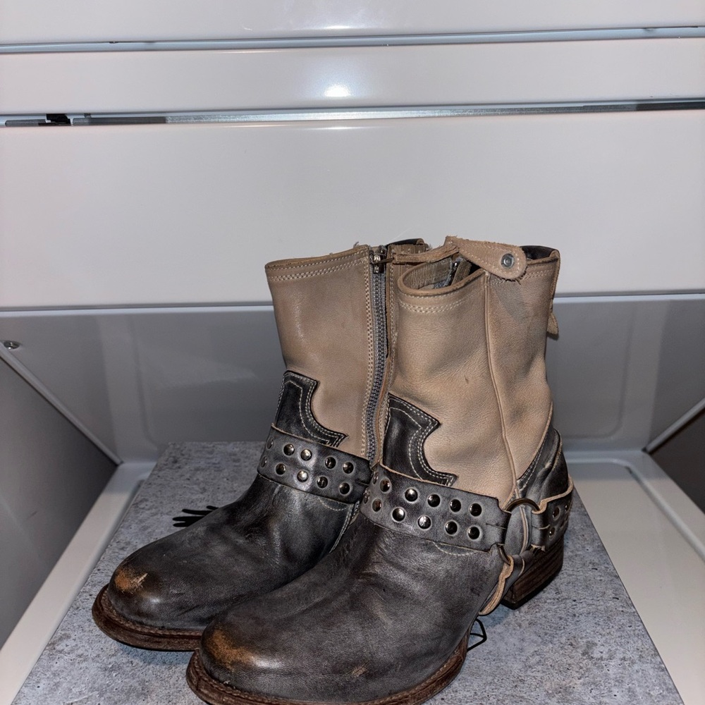 Freebird Two-Tone Ankle Boots - Gray and Tan - Picture 5 of 6